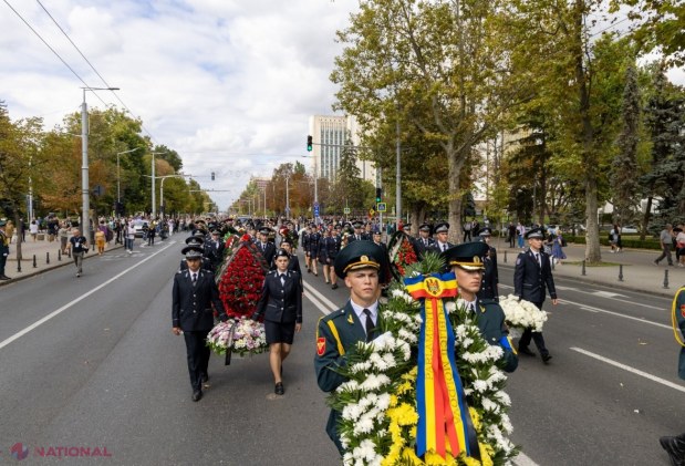 GALERIE FOTO // Primul PREȘEDINTE al R. Moldova, petrecut pe ultimul drum. Sute de oameni, inclusiv actualul șef al statului Maia Sandu și foștii președinți Lucinschi, Voronin și Timofti, i-au adus un ultim omagiu lui Mircea Snegur