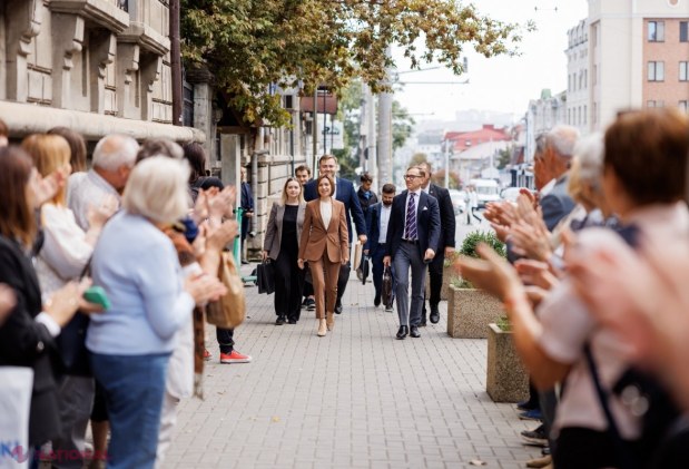 FOTO // Maia Sandu, baie de mulțime în fața CEC. Echipa sa a depus cele 25 000 de semnături necesare pentru înregistrarea în cursa prezidențială: „Sprijinul pe care l-am văzut mă convinge că suntem o mare familie de oameni”
