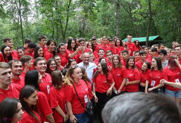 FOTO // Igor Dodon a UITAT de promisiunea că va fi „PREȘEDINTELE tuturor”. O face în continuare pe liderul PSRM