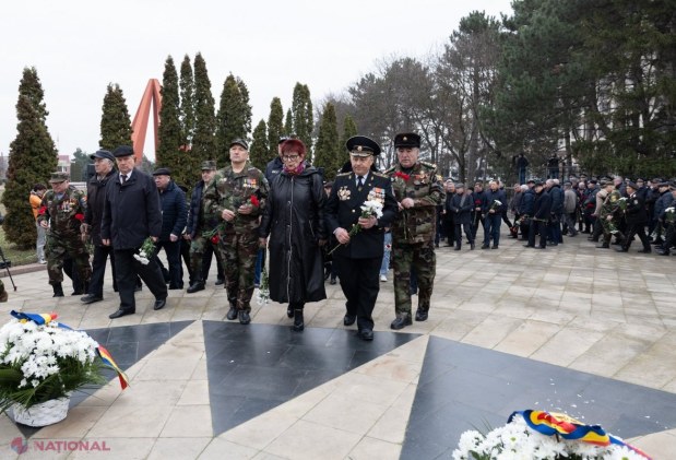 VIDEO // 32 de ani de la războiul moldo-rus de la Nistru: Maia Sandu și Igor Grosu au ținut să dea mâna cu toți cei care ne-au apărat independența cu arma în mâini, la ceremonia de la monumentul „Maica Îndurerată”. „Ne închinăm în fața eroilor”