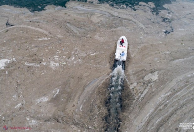 FOTO // Din Marmara, în Marea Egee. Cea mai mare formaţiune de MÂZGĂ marină a ajuns în Grecia. Ce este substanţa şi care sunt riscurile ei?