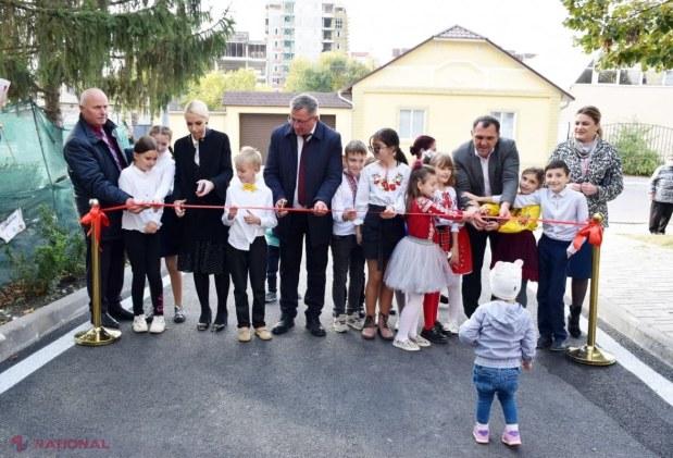 FOTO // Echipa lui Ilan Șor continuă amenajarea curților de bloc din Orhei: „Mă bucur că am reușit inaugurarea acestei curți, care se află pe o stradă cu o denumire simbolică pentru istoria noastră”