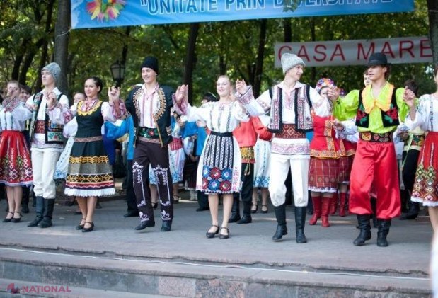 VIDEO // Reprezentanți a 14 etnii din R. Moldova participă la un Festival tradițional în centrul capitalei