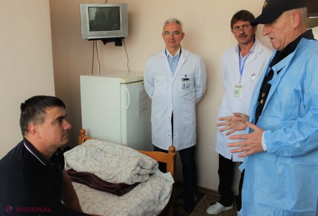 VIDEO // Colegii pompierului rănit în timpul operațiunii de salvare din blocul de pe bd. Moscovei l-au vizitat la spital: „Să te faci bine și te așteptăm la serviciu”