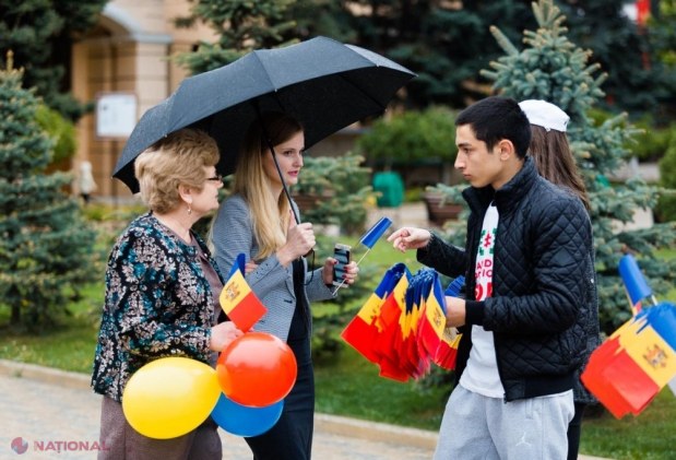 FOTO // În numele UNITĂȚII, Primăria Orhei a instalat câte un drapel pentru fiecare municipiu și raion din republică de Ziua Drapelului de Stat