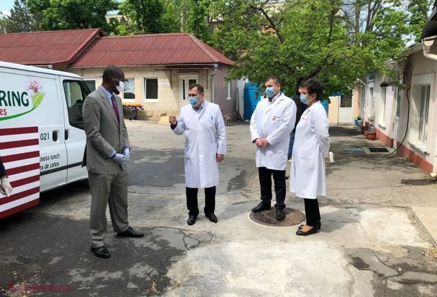 FOTO // Ambasadorul SUA la Chișinău distribuie prânzuri gratuite medicilor din R. Moldova care luptă în prima linie cu COVID-19