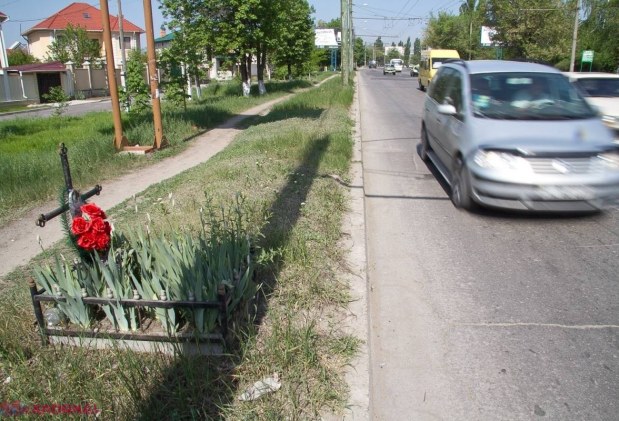 Operațiunea „CRUCEA”: Câte obiecte funerare au fost DEMONTATE de pe marginea drumurilor din R. Moldova timp de jumătate de an