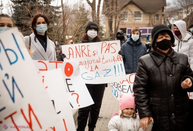 FOTO // Protest cu SACI de facturi în 22 de localități din R. Moldova. Reprezentanții Partidului „ȘOR” au lăsat facturile la sediile PAS