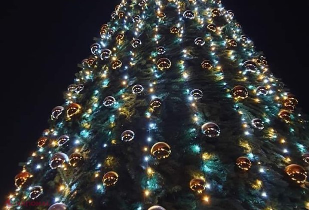 FOTO // Au luat exemplu de la autoritățile din Orhei. La Taraclia a fost inaugurat, cu mare fast, Pomul de Crăciun. Circa 4 000 de persoane au participat la eveniment