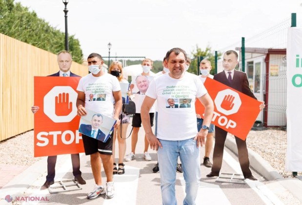 FOTO // Flashmob inedit la „OrheiLand”: Dodon și Chicu, în rol de „PAZNICI” la intrarea în parcul de distracții: „Este rușinos că regimul Dodon, prin intermediul poliției, amenință și luptă cu proprii cetățeni”