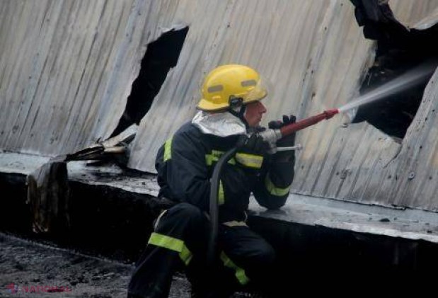 Doi soți, SALVAȚI din casa cuprinsă de flăcări