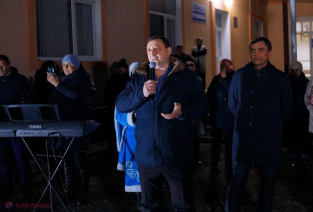 FOTO // Partidul „ȘOR” amenajează Pomi de CRĂCIUN în zeci de localități din R. Moldova