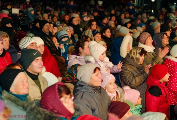 FOTO // Au luat exemplu de la autoritățile din Orhei. La Taraclia a fost inaugurat, cu mare fast, Pomul de Crăciun. Circa 4 000 de persoane au participat la eveniment