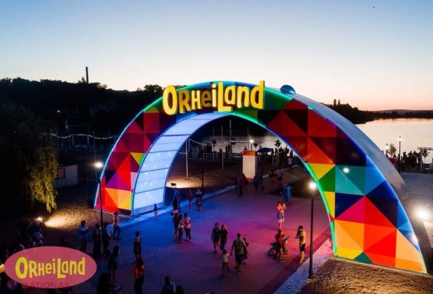 FOTO // „OrheiLand-ul” de noapte – o ATRACȚIE „de milioane”. Astăzi și mâine, complexul din Orhei va găzdui două megaconcerte. Programul pregătit de organizatori
