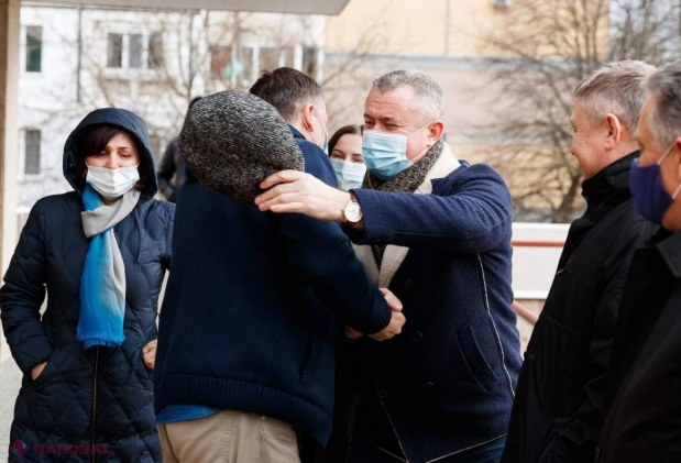 FOTO // Deputații Ulanov și Jardan au fost ELIBERAȚI din arest. Partidul „ȘOR” și Platforma „Pentru Moldova”: „Este un prim pas spre dovedirea nevinovăției lor. Decizia instanței arată cât de subțiri sunt învinuirile procurorilor”