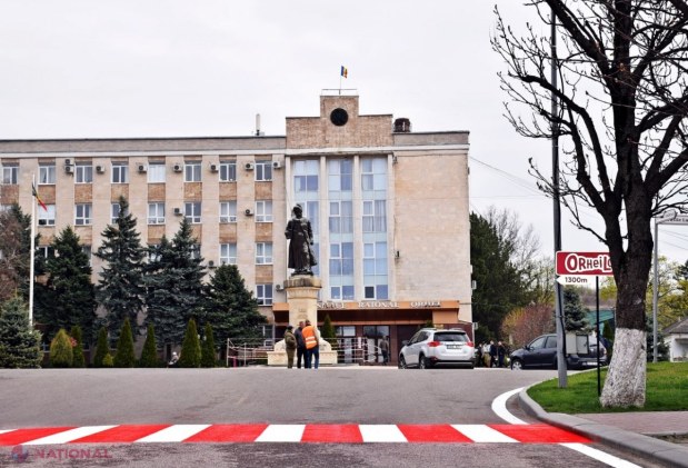 FOTO // Străzi spălate cu ȘAMPON special la Orhei. Autoritățile locale au demarat CURĂȚENIA de primăvară, inclusiv aplicarea marcajului rutier