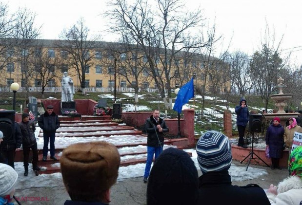 FOTO, PROTEST // Locuitorii din Puhoi spun că s-au săturat de „MINCIUNILE” secretarului de stat, Bucătaru, și au înaintat un ultimatum autorităților