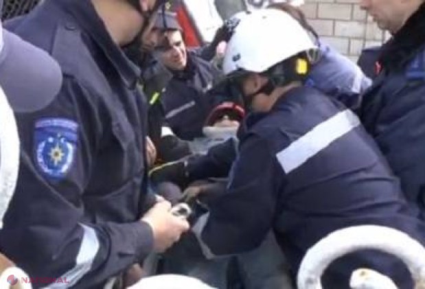 VIDEO Salvați de pompieri după ce au căzut în fântână