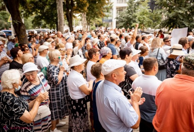 Un nou PROTEST organizat în susținerea Marinei Tauber. Adunați în fața Curții de Apel Chișinău, membrii și simpatizanții Partidului „ȘOR” cer eliberarea deputatei din arest