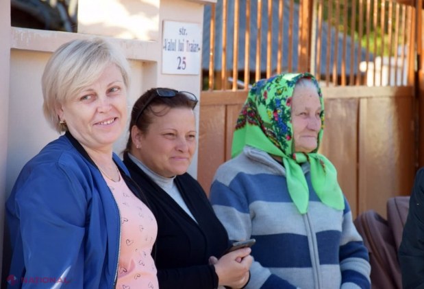 FOTO // Echipa Partidului „ȘOR” continuă să construiască drumuri din beton la Orhei: „Până acum nici ambulanțele nu puteau ajunge...”