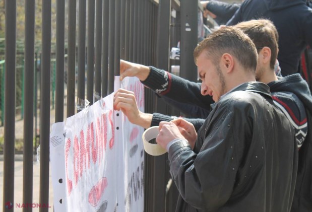 FOTO 7 aprilie // Protest în fața sediului comuniștilor: „Nu uităm!”