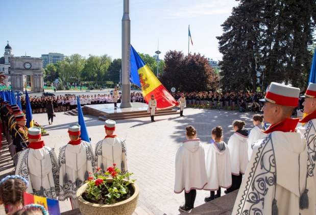 FOTO // Maia Sandu, de Ziua Drapelului de Stat: „De fiecare dată când privim spre Tricolor, să ne amintim că suveranitatea și dreptul de a ne făuri destinul trebuie apărate de noi toți, mai ales în aceste vremuri tulburi”
