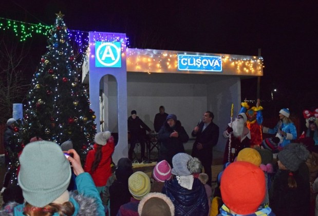 FOTO // Echipa lui Ilan Șor de la Orhei INAUGUREAZĂ pomi de Crăciun în toate cele 74 de localități din raion