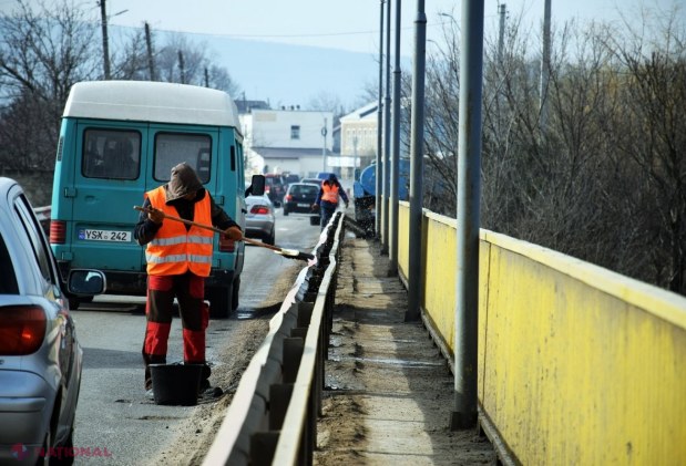 FOTO // La Orhei s-a dat STARTUL curățeniei de PRIMĂVARĂ. Străzile și trotuarele sunt spălate cu ȘAMPON și dezinfectant