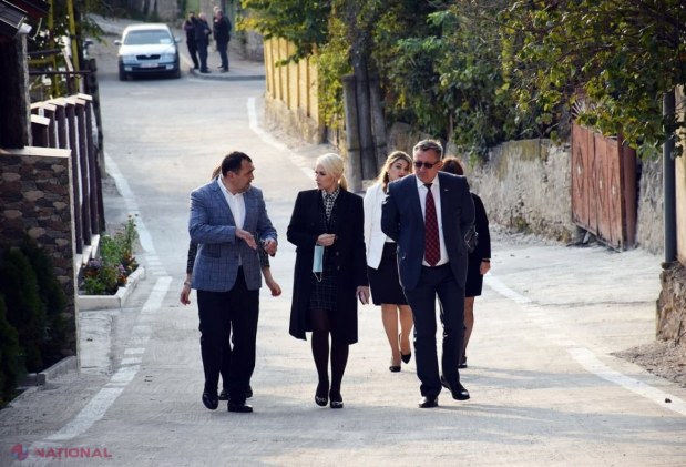 FOTO // Echipa Partidului „ȘOR” continuă să construiască drumuri din beton la Orhei: „Până acum nici ambulanțele nu puteau ajunge...”