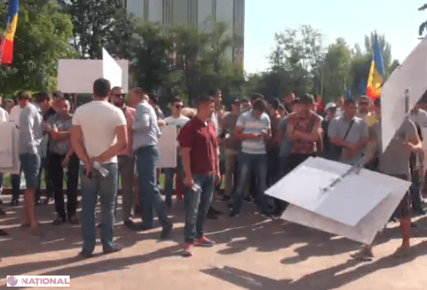 VIDEO // Organizator: „Peste 15 mii de oameni se află în fața Parlamentului pentru a susține schimbarea sistemului electoral”