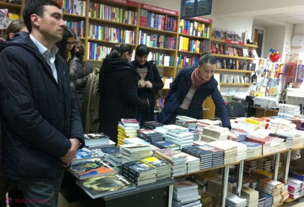 FOTO // Noaptea cărților: reduceri și spectacol