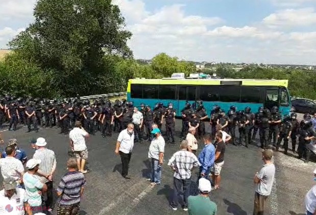 UPDATE, VIDEO // MAI a adus MASCAȚII să-i oprească pe FERMIERI. Agricultorii NU sunt lăsați să intre în Chișinău, sub podul de la Telecentru. În semn de protest au BLOCAT traseul național Chișinău - Hâncești