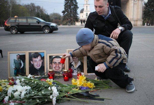 FOTO // Victimele violențelor din 7 aprilie 2009, comemorate la Chișinău