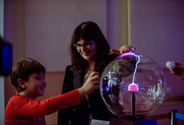„Călătorie în timp”, expoziție organizată în premieră la Chișinău: Vizitatorii au posibilitatea de a experimenta iluzii optice și mașini inedite, create în R. Moldova 
