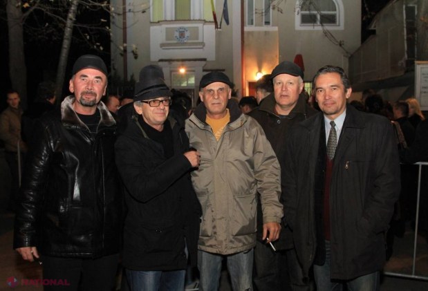 FOTO // Vezi câți OAMENI stăteau la secțiile de vot din Chișinău după ora 21.00