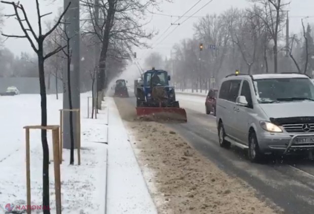 VIDEO // Cum se curăță străzile din Chișinău: „​Nu ne lăsăm. Chiar dacă vremea e extremă, ne batem cu ea cu tot arsenalul pe care-l avem la dispoziție în momentul dat” ​