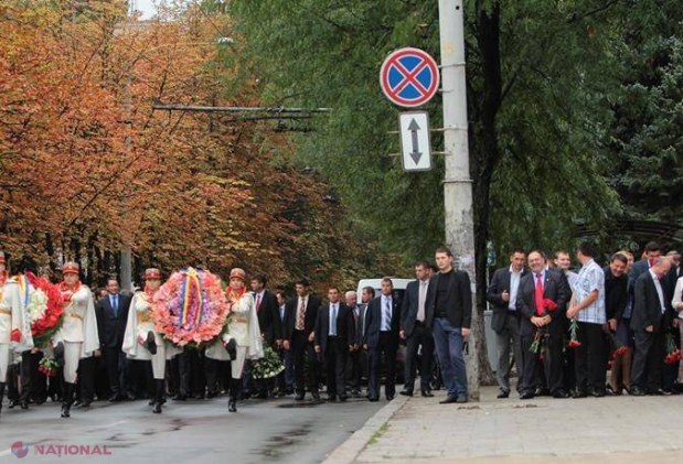REPORTAJ FOTO // Bunica a bătut toba de Ziua Independenței R. Moldova