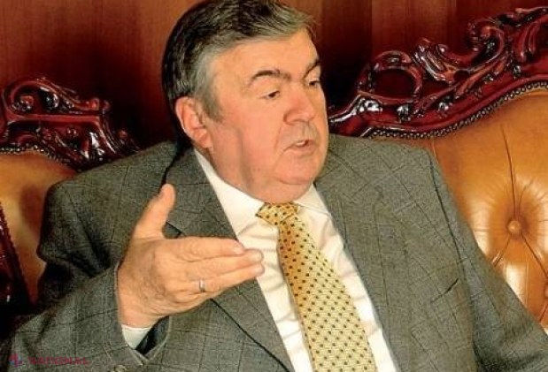 Mircea Snegur, cu CĂRȚILE PE MASĂ în fața unor demnitari actuali
