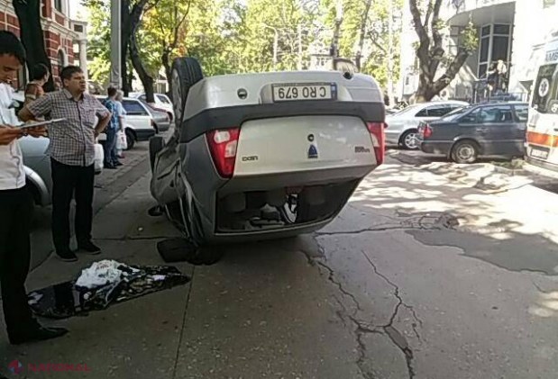 FOTO // Accident în capitală. O mașină s-a RĂSTURNAT