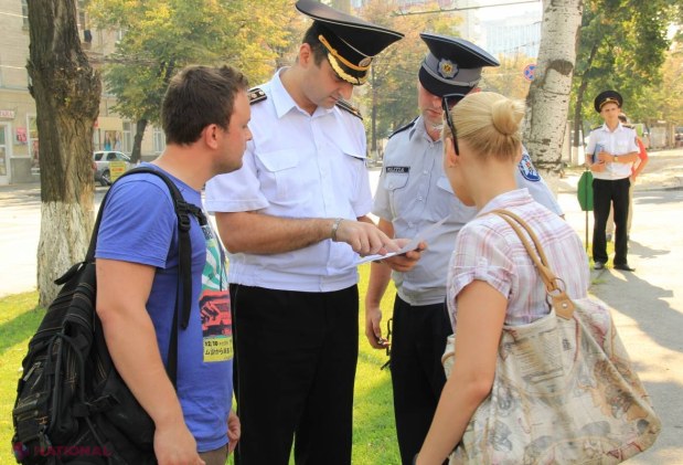 REPORTAJ FOTO // Flashmob INEDIT în fața Ambasadei Rusiei la Chișinău, după EMBARGO