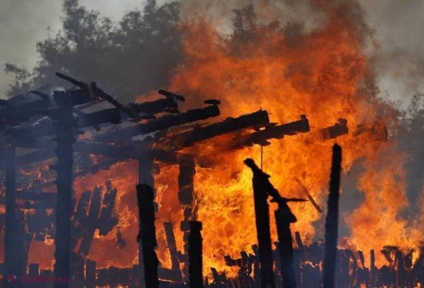 A incendiat o locuință pentru a se răzbuna pe bărbatul care dormea în interior: Pompierii l-au găsit carbonizat