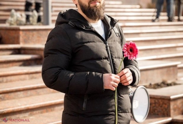 FOTO // „Bani de flori aveți, dar de pensii nu!”. Simpatizanții Partidului „ȘOR” i-a adus flori Maiei Sandu, inclusiv cactuși, pentru „ca să nu cheltuie banii poporului”