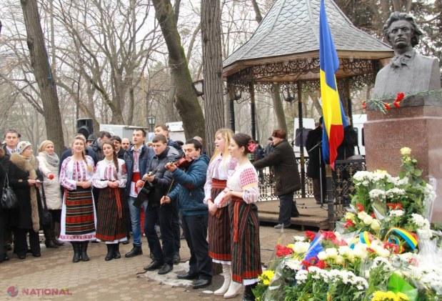 FOTO // De ziua lui Eminescu, președintele Nicolae Timofti a cântat „Pe lângă plopii fără soț”