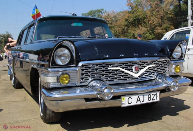 Reportaj FOTO // Mașina lui James Bond, în centrul Chișinăului