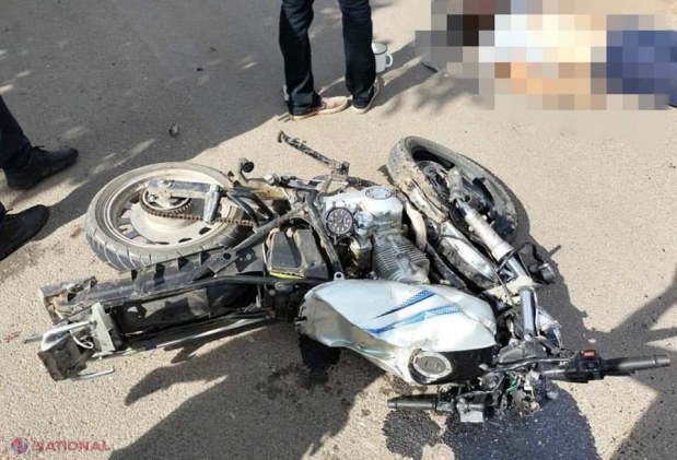 Accident cumplit la Soroca: Doi tineri de 19 şi 20 de ani, spulberaţi de un microbuz în timp ce se deplasau cu o motocicletă: Şoferul a fugit de la locul accidentului, dar a fost prins în scurt timp și abia de se ţinea pe picioare