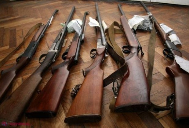 ZECI de ARME păstrate ILEGAL au fost ridicate de poliţişti
