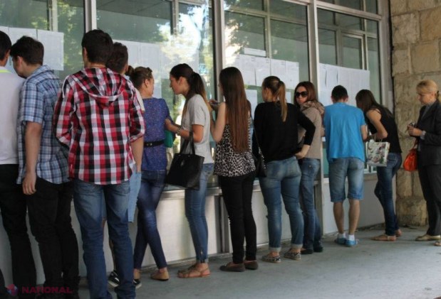 FOTO Între râs și plâns: REZULTATELE de la BAC ale absolvenților, făcute publice astăzi