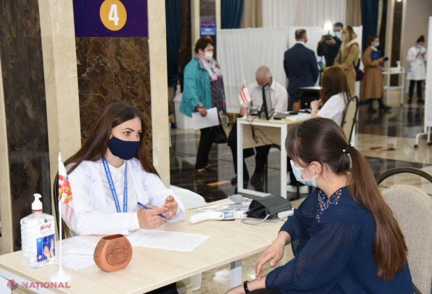 GALERIE FOTO // Cozi URIAȘE la vaccinare, în Chișinău: Maratonul desfășurat de USMF