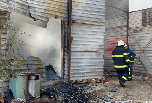 VIDEO, FOTO // Incendiu de proporții la un DEPOZIT din capitală. Patru autospeciale au intervenit pentru a nu admite răspândirea flăcărilor spre un transformator electric