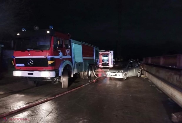 FOTO // Mână criminală sau întâmplare? Un atelier de lemnărie şi un magazin cu materiale de construcție au luat foc, noaptea trecută, în același timp în Chișinău: 11 autospeciale trimise la fața locului să lupte cu flăcările 